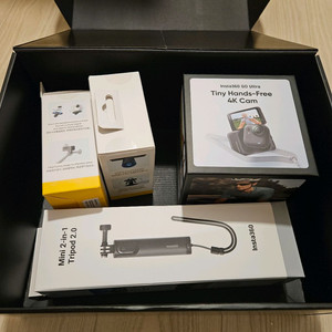 인스타360 고 울트라 블랙 크리에이터 번들 팝니다.