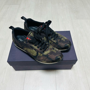 프라다 카모플라쥬 스니커즈입니다