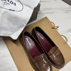 새제품급 프라다 로퍼 프라다구두 명품구두 판매합니다.