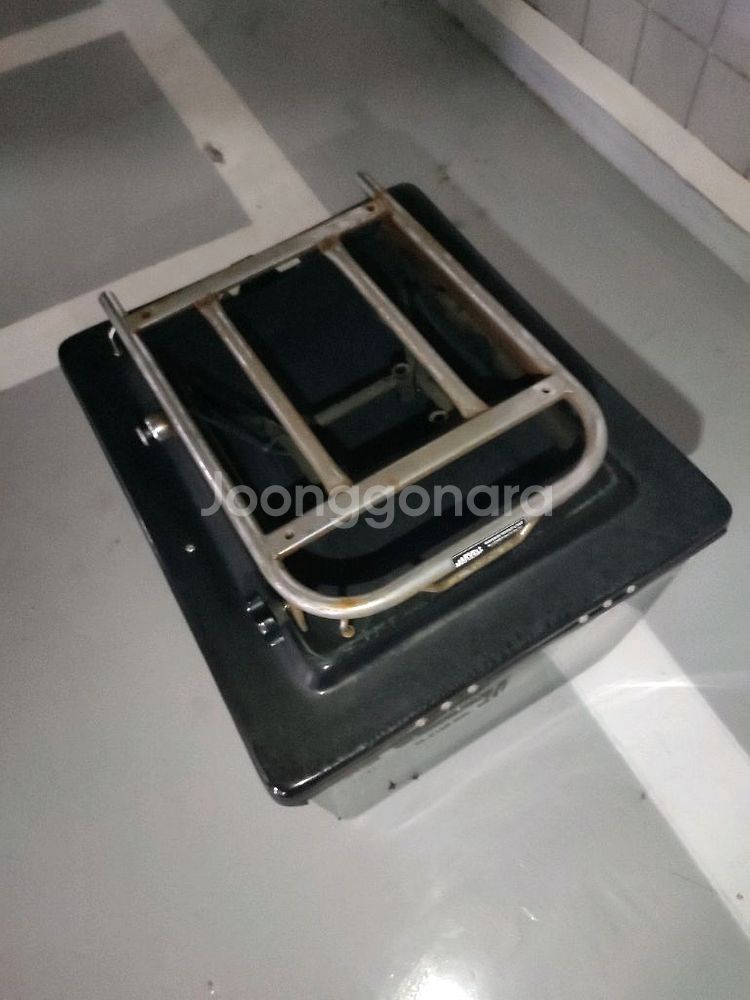 pcx 2022년식에 달려 있던 짐대 + 배달통 팜--0