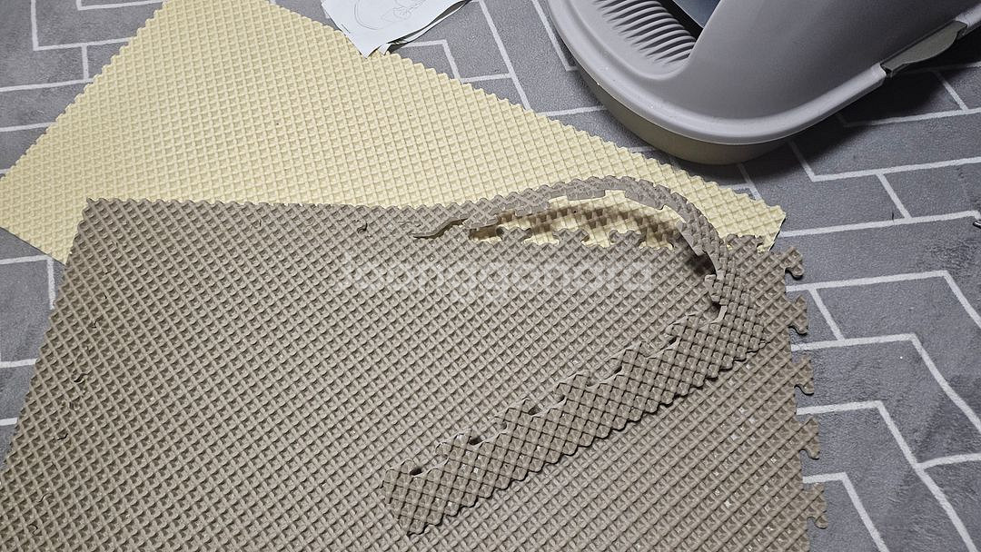 고양이 주인님 모래매트와 사료통--2