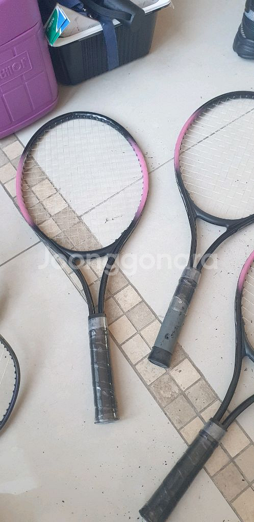 테니스라켓 3개, 짧은 라켓 3개--0