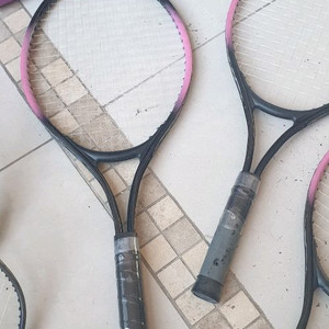 테니스라켓 3개, 짧은 라켓 3개