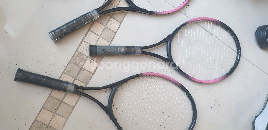 테니스라켓 3개, 짧은 라켓 3개--1