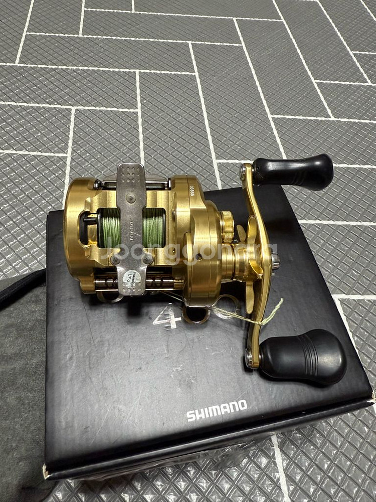 18 시마노 캘커타 콘퀘스트 400 금콩 판매합니다--1