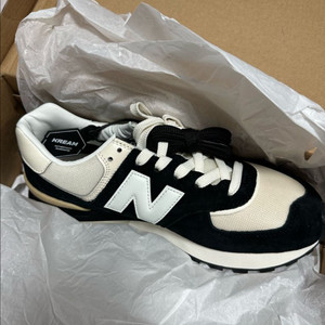 뉴발란수 574 레거시 블랙앙고라 260