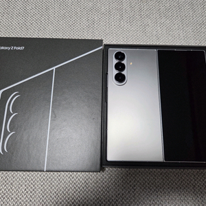 갤럭시 Z 폴드7 256GB 실버 자급제 팝니다.