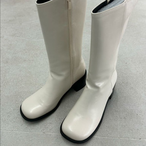 누스 화이트 미들 부츠