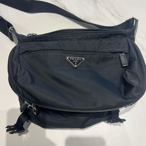 프라다 바이커백M사이즈 판매