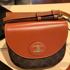 셀린느 베사체 트리옹프 반달 크로스백