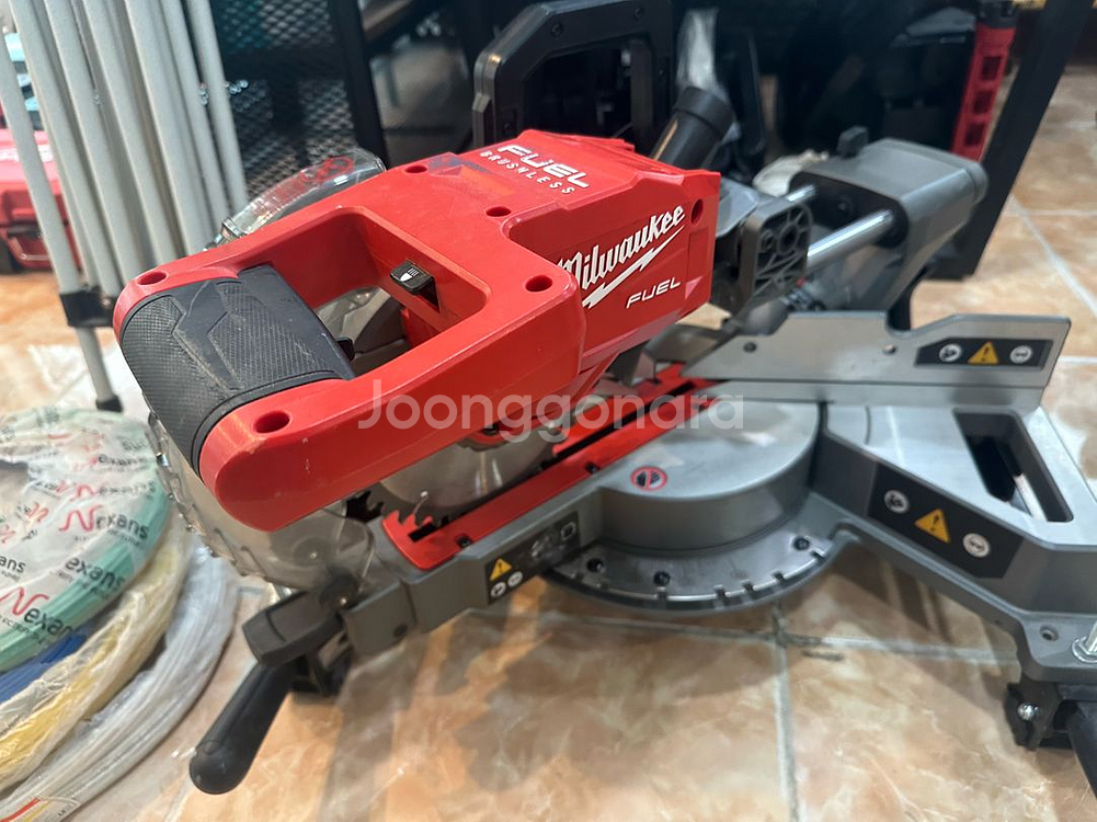 밀워키 무선 슬라이딩 톱 스탠드포함--1
