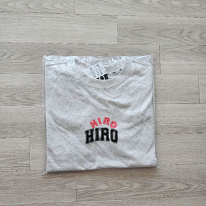 히로 드로잉 체커 티셔츠 오트밀 160사이즈 판매해요
