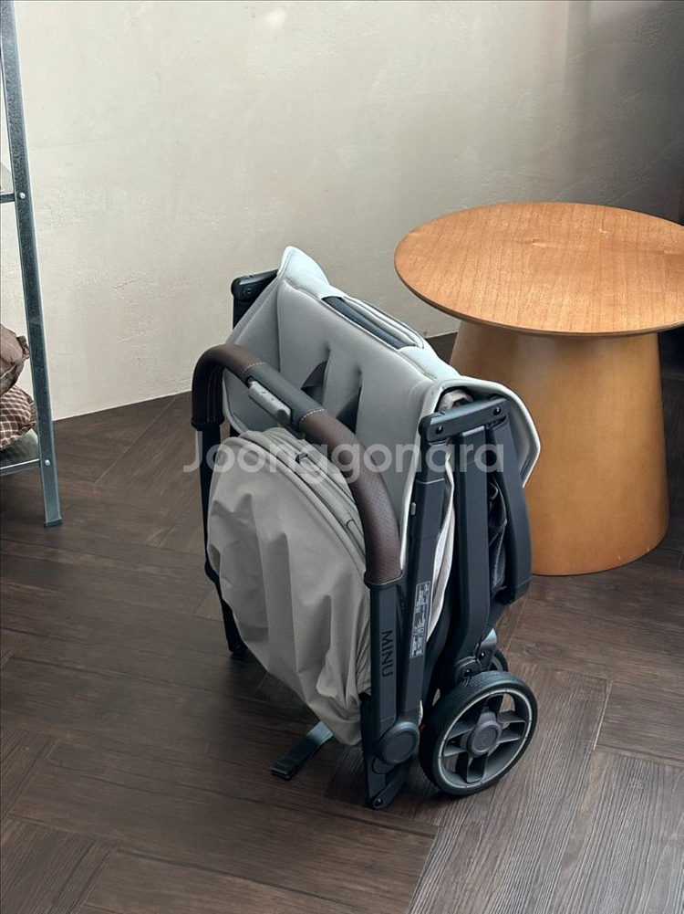 어파베이비 미누v3 휴대용유모차 (1번탔어요)--3