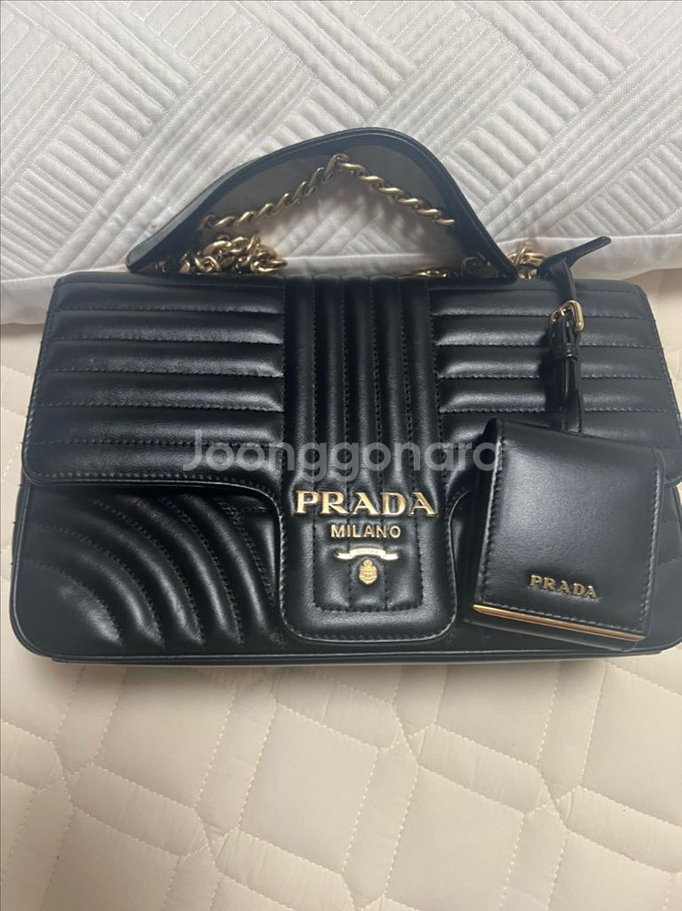 프라다 다이아그램 플랩백 블랙--1
