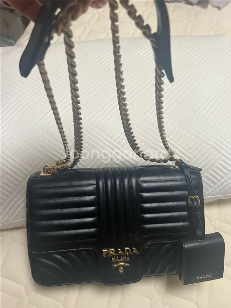 프라다 다이아그램 플랩백 블랙--2