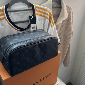 루이비통 도프키트토일렛 이클립스모노그램 풀구성