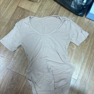 카인다미에서 구매한걸로 기억나는 골지티셔츠9천원에 팝니