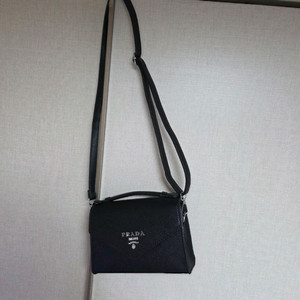 삼각 은장로고 사피아노 크로스백 블랙