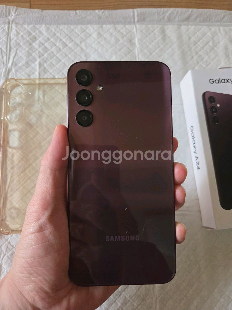 갤럭시 A24 128GB 다크레드 색상 판매합니다--2
