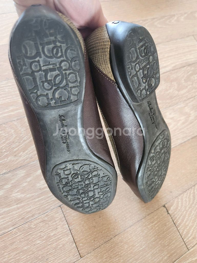 페라가모 플랫슈즈 235--3