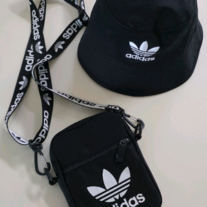 아디다스 크로스백 .버킷햇