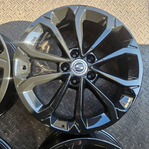 18인치 쌍용 티볼리 유광블랙 순정휠 1대분