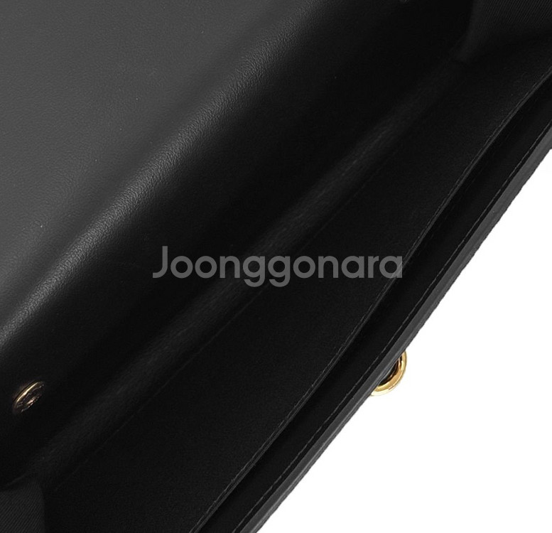 페레가모 간치니 22 클로저 플랩 장지갑 블랙 금장--5
