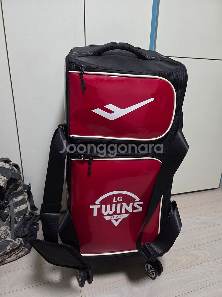 엘지트윈스 선수단 지급용 캐리어 팝니다--0