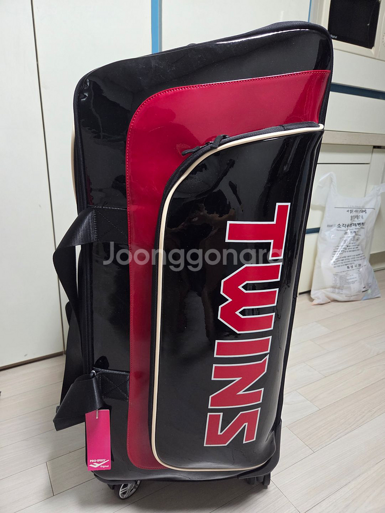 엘지트윈스 선수단 지급용 캐리어 팝니다--1