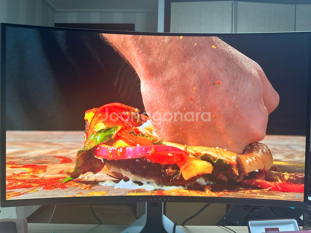 델 에일리언웨어 32인치4k 모니터 팝니다.--2