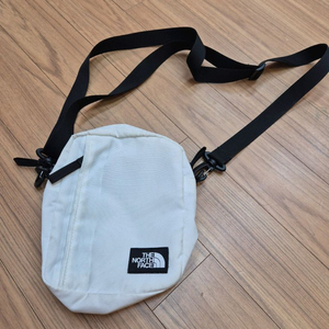 아이보리 색상 노스페이스 크로스백입니다. 모델 번호는