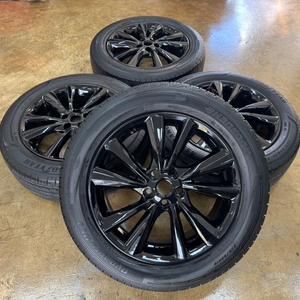 더뉴카니발 19인치 순정휠타이어 팝니다