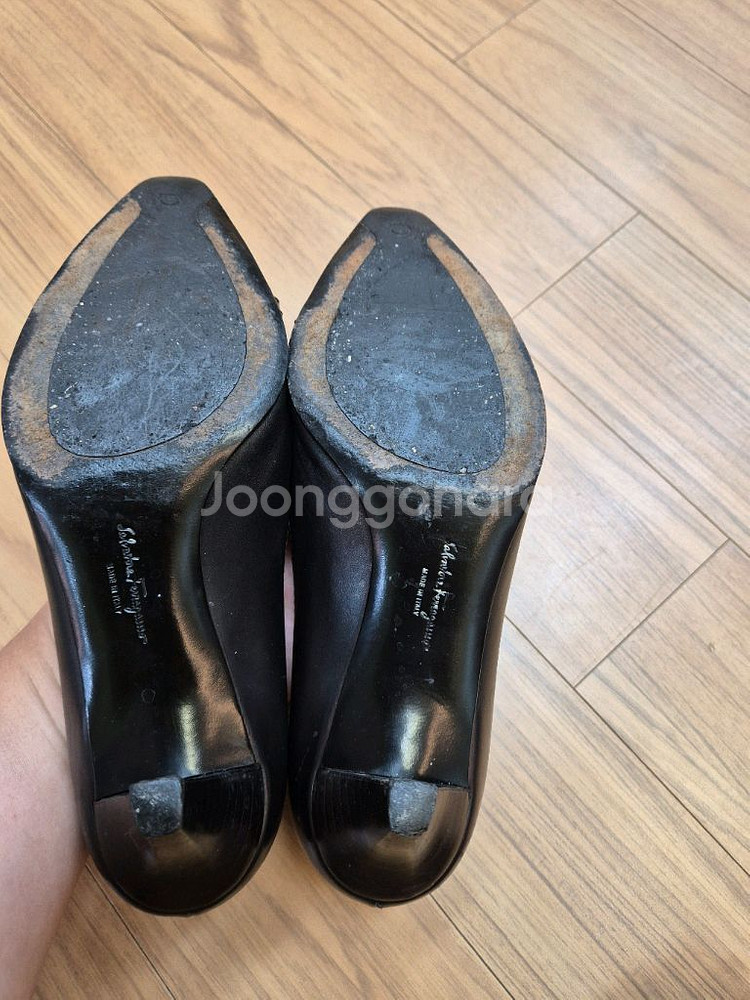 페레가모 간치니 펌프스 블랙 색상입니다. 사이즈는 US--3