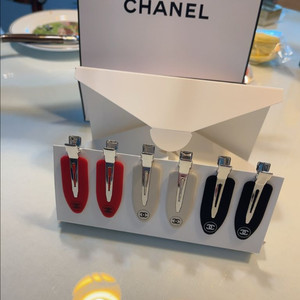 샤넬뷰티 헤어핀 뱃지 넘버5 양면거울 팔아요