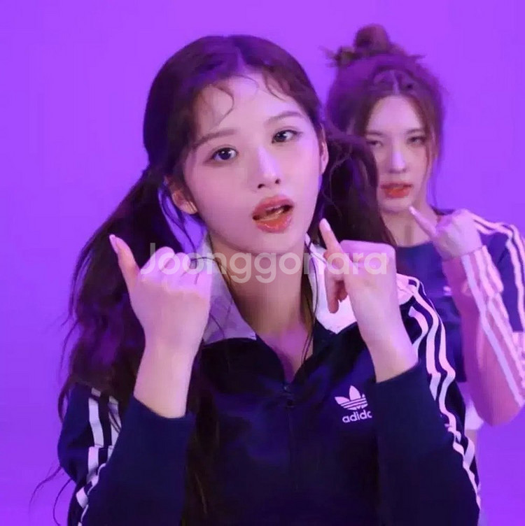 설윤 아디다스 백로고 배색 트랙탑 져지--4
