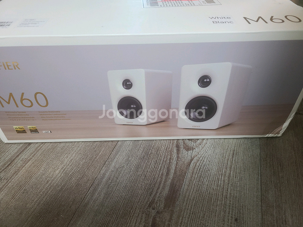 에디파이어 M60 화이트 미개봉 팝니다--0