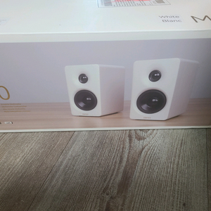에디파이어 M60 화이트 미개봉 팝니다