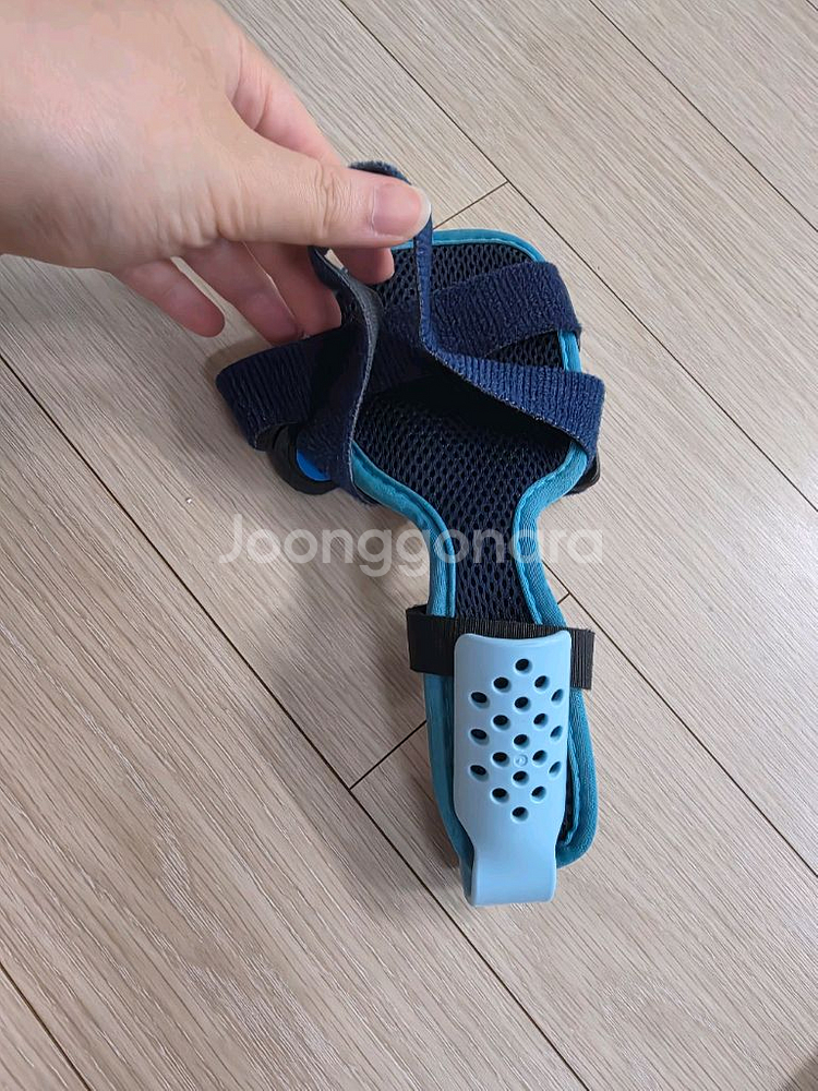 가운데 손가락 깁스--0