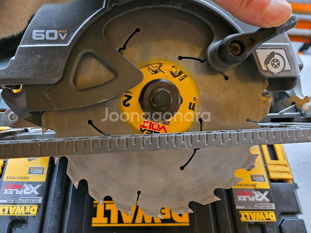 디월트 충전 원형톱 dcs578x2/ 플런지쏘 플레이트--1