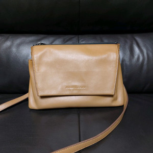 만다리나덕 가죽 크로스백