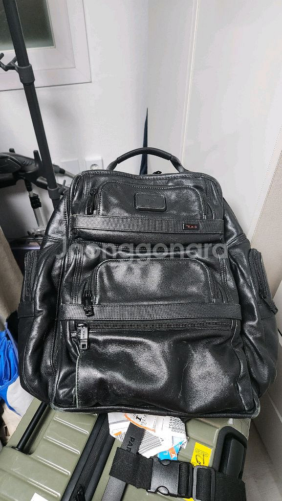 투미 알파 가죽백팩 팝니다--0