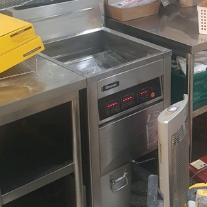 컨디션 좋은 린나이 업소용 튀김기 판매합니다.