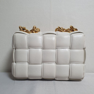 보테가베네타 패딩체인백 카세트백 초크컬러 토트백