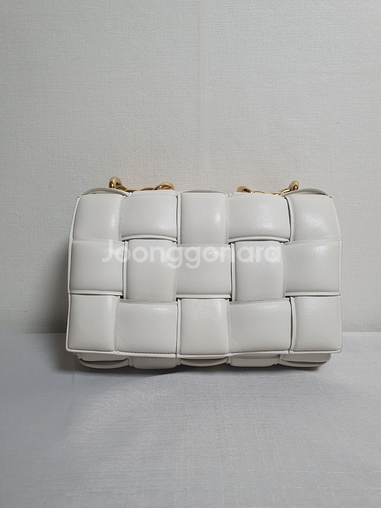 보테가베네타 패딩체인백 카세트백 초크컬러 토트백--1