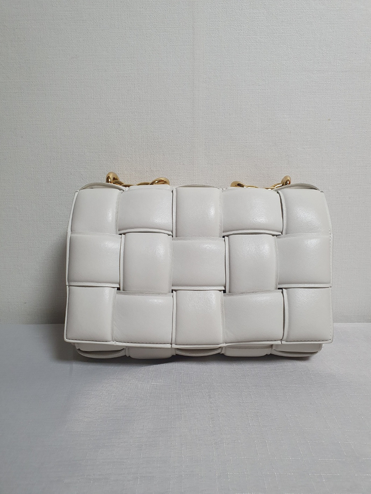 보테가베네타 카세트 패딩 체인백 초크 토트 정품--1