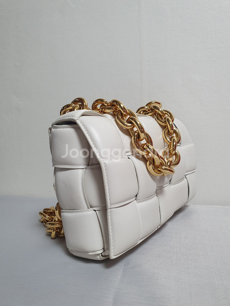 보테가베네타 패딩체인백 카세트백 초크컬러 토트백--4