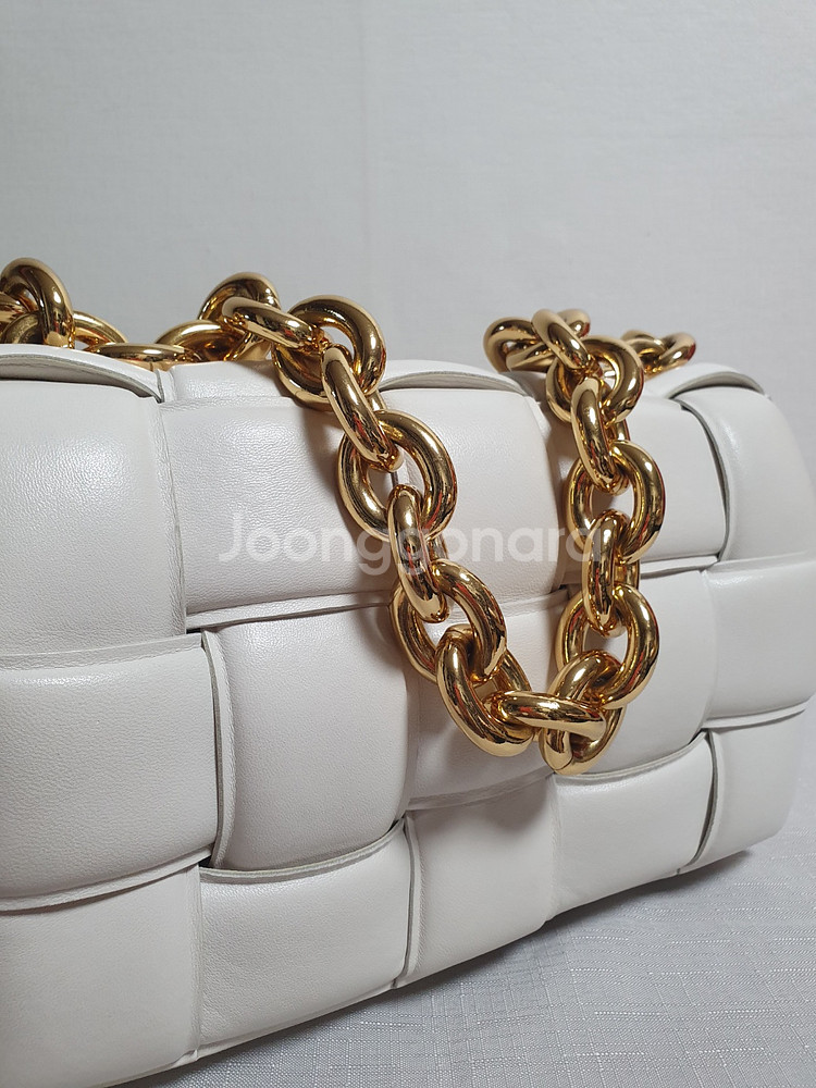 보테가베네타 패딩체인백 카세트백 초크컬러 토트백--5