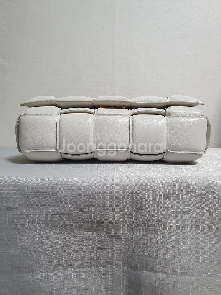 보테가베네타 패딩체인백 카세트백 초크컬러 토트백--6