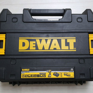 디월트 충전해머드릴 DCD796M2