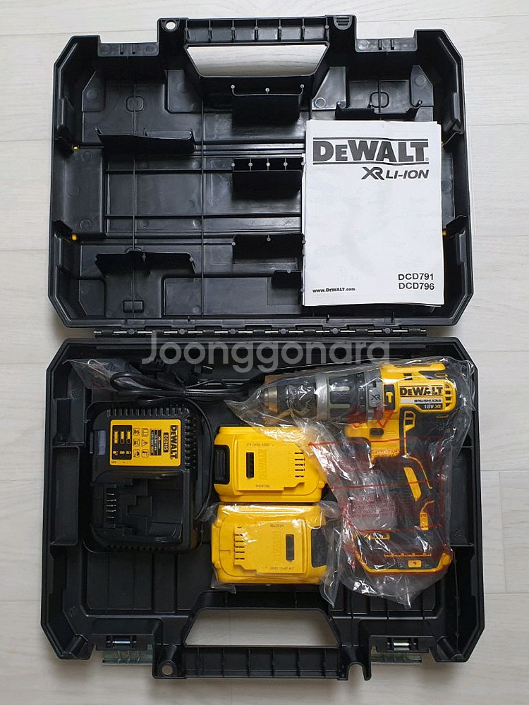 디월트 충전해머드릴 DCD796M2--1